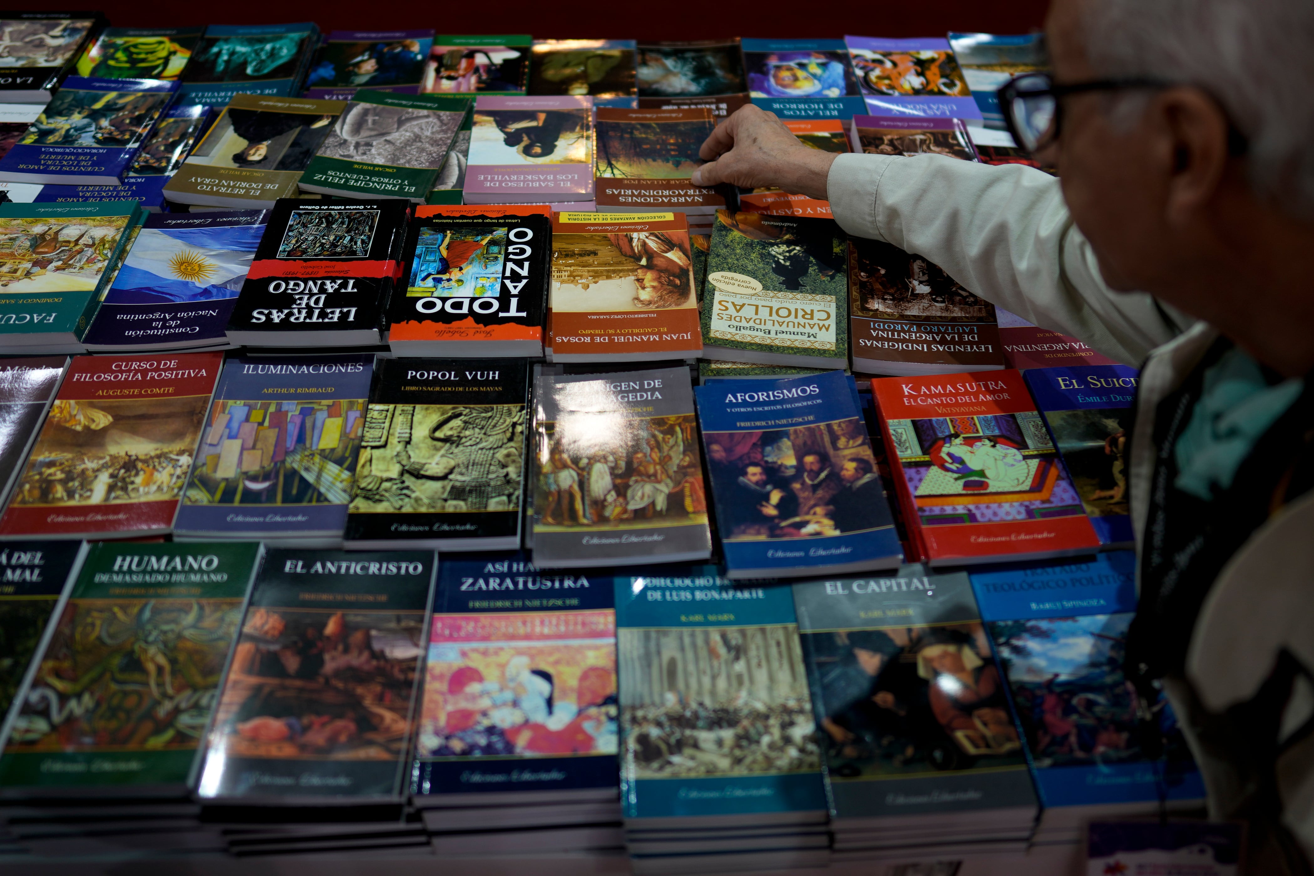 Editores, libreros y autores enfrentan la desregulación que impulsa Milei: “Un libro es mucho más que una mercancía”