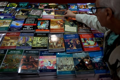 El dueño de una librería ordena sus libros, en abril de 2022 en Buenos Aires.