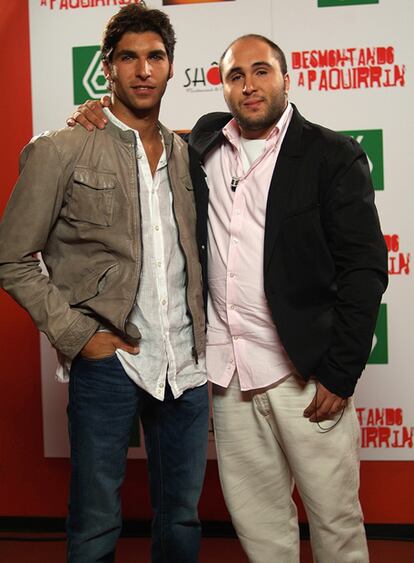Kiko Rivera Pantoja recibió este domingo el apoyo de su hermano Cayetano en su debut como monologuista en laSexta. El popular torero no quiso perderse la actuación del hijo de Isabel Pantoja, que se incluirá en los dos programas especiales de <i>Desmontando a Paquirrín</i> que la cadena privada emitirá en <i>prime time</i> en julio. Y es que el menor de los Rivera lleva más de un mes preparando el debut en <i>Sé lo que hicisteis</i>, junto a Ángel Martín y Dani Mateo y ya está listo para debutar en solitario con su programa, que incluirá un resumen de los mejores momentos de todo el mes de preparación con Ángel y Dani.