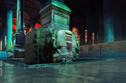 Cabeza de Medusa en la Cisterna Basílica, el palacio sumergido (Yerebatan Sarayi) de Estambul.