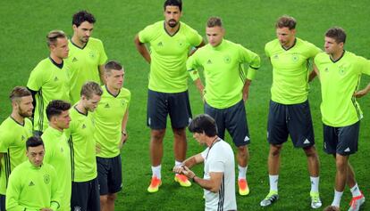 L&ouml;w, junto a sus jugadores, en el entrenamiento de Alemania. 
 
 