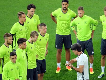 L&ouml;w, junto a sus jugadores, en el entrenamiento de Alemania. 
 
 