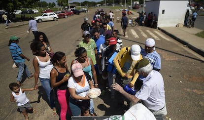 Brasileiro distribui pães a refugiados venezuelanos.