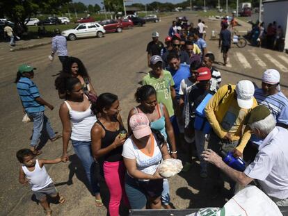 Brasileiro distribui pães a refugiados venezuelanos.