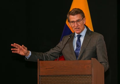 El presidente del Partido Popular (PP), Alberto Núñez Feijóo, imparte una conferencia en la Universidad de las Américas (UDLA), en Quito (Ecuador), este jueves.