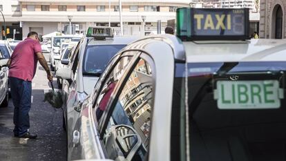 Taxis realizando su servicio en la ciudad de Málaga.