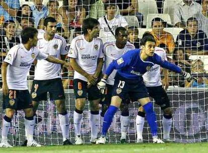 Renan Brito, atento al lanzamiento de una falta contra el Valencia.