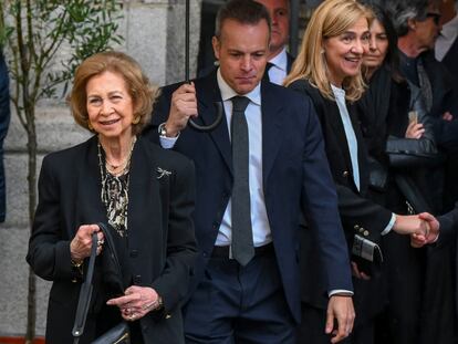 La reina Sofía y la infanta Cristina (detrás, a la derecha), a su salida del funeral en memoria de Fernando Gómez-Acebo, primo de Felipe VI, el lunes en la Iglesia Catedral de las Fuerzas Armadas, en Madrid.