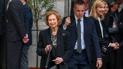 La reina Sofía y la infanta Cristina (detrás, a la derecha), a su salida del funeral en memoria de Fernando Gómez-Acebo, primo de Felipe VI, el lunes en la Iglesia Catedral de las Fuerzas Armadas, en Madrid.