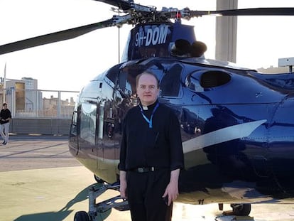 El padre Apeles, junto a un helicóptero en Barcelona en 2018.