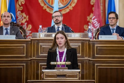 Claudia Serna, secretaria general de Sekmun, durante su intervención en el Antiguo Salón de Sesiones en el Senado, con motivo de la inauguración de la XIX edición de este encuentro de estudiantes.