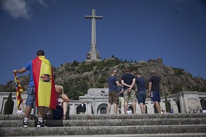 Varias personas acuden a la protesta contra la intención del Gobierno de exhumar los restos del dictador Francisco Franco, a la que instó el pasado mes de mayo en una votación el Congreso.