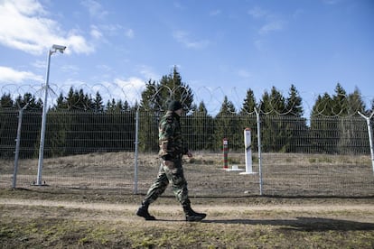 Algirdas, soldado lituano de 29 años, patrulla los límites entre la república báltica y Kaliningrado (Rusia) en Vištytis. La UE ha aportado equipamiento de vigilancia y el país ha levantado una valla con concertinas gracias al apoyo de las instituciones comunitarias.