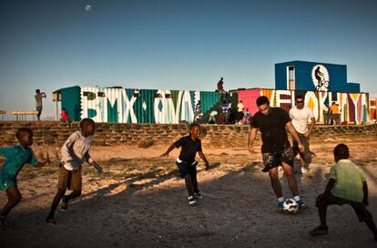 Ciudad del Cabo, Suráfrica, 2011. Intervención en Velokhaya, una escuela de ciclismo que se ha convertido en un centro deportivo y cultural en el que entrenan unos 300 niños que, en muchos casos, encuentran en este lugar la seguridad (y la evasión a través del deporte).