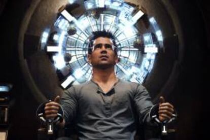 Collin Farrel, en el papel del protagonista, Douglas Quaid, en una de las escenas de "Desafío total" ("Total recall"), que desembarca mañana de nuevo en España con un remake a años luz del filme de culto de los 90, pero fiel a sus esencias: ingentes cantidades de acción futurista y el mismo dilema sobre la memoria y la identidad.