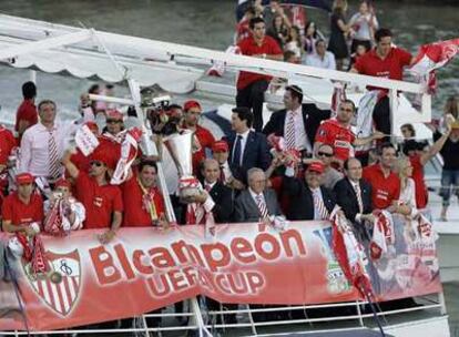 El Sevilla celebra la Copa de la UEFA en el Guadalquivir.