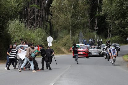 Activistas propalestinos intentan cortar la carretera durante la 15ª etapa de la Vuelta Ciclista a España.