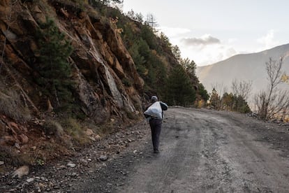 Lirim Hasa, 47, busca todos os dias cromita nas montanhas de Bulqizë e depois a vende no mercado negro. O cromo representa um recurso natural não renovável de importância econômica global. Devido a sua alta resistência à corrosão, possui diversas aplicações industriais, principalmente em processos de refino de aço e cromagem. A dureza da vida nas minas Bulqizë pinta um quadro doloroso no ponto de partida da cadeia de suprimentos de vários produtos de uso diário.