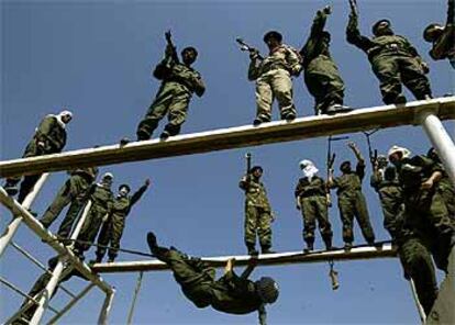 Voluntarios procedentes de diversos países de religión musulmana se entrenan en una academia militar al sureste de Bagdad.