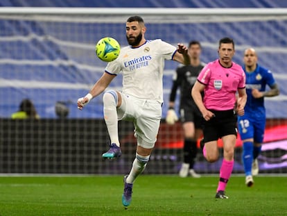 Karim Benzema controla un balón contra el Getafe, el pasado sábado en el Bernabéu.