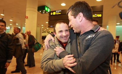 Óscar Sánchez a su llegada al aeropuerto de Barcelona desde Italia.