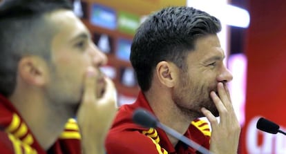 Jordi Alba y Xabi Alonso, en la rueda de prensa.