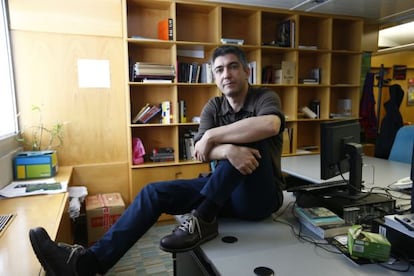 Javier Rodríguez Marcos, en la redacción de 'Babelia' en EL PAÍS.