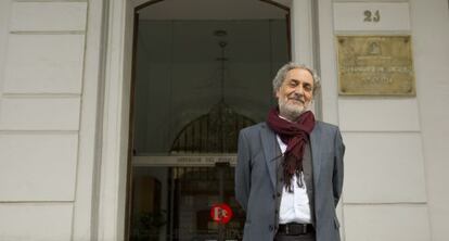 Jos&eacute; Chamizo en la puerta de la Oficina del Defensor del Pueblo.