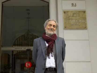 Jos&eacute; Chamizo en la puerta de la Oficina del Defensor del Pueblo.