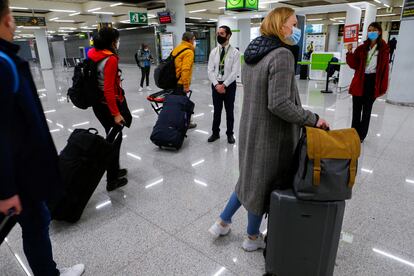 Llegada de turistas alemanes al aeropuerto de Palma de Mallorca, este domingo.