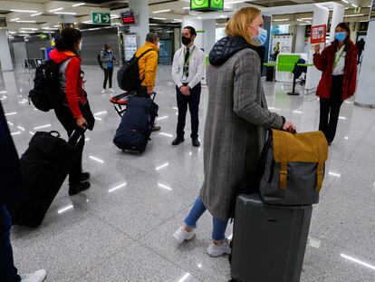 Llegada de turistas alemanes al aeropuerto de Palma de Mallorca, este domingo.