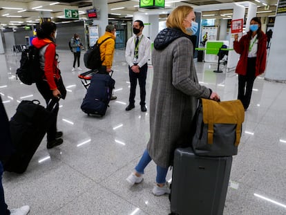 Llegada de turistas alemanes al aeropuerto de Palma de Mallorca, este domingo.