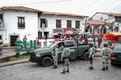 El operativo, nombrado Operación Liberación, reunió este martes a 2.866 elementos de la Secretaría de Seguridad en casi 700 vehículos para catear 63 establecimientos y 52 inmuebles en municipios como Texcaltitlán, Sultepec y Tejupilco.