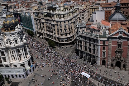 Vista general de la Gran Vía durante la marcha por el centro de la capital.