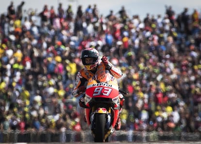 Marc Marquez celebra el triunfo en Moto GP, en el gran premio de Aragón, en el circuito de Motorland.