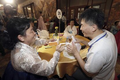 Norte-coreana Ra Sun Ok, 58 anos, esquerda, fala com seu parente sul-coreano Na Sung-phil, de 51 anos.