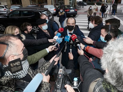 El diputado de UPN, Carlos García Adanero, ofrece declaraciones a los medios a su llegada a la sede de Unión del Pueblo Navarro (UPN) antes del Comité Ejecutivo, este viernes.