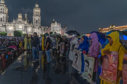 A pesar de los muros con los que se bloquearon las calles hacia el Zócalo capitalino, familiares de los 43 y manifestantes ingresaron a la plancha principal.