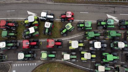 Protesta de agricultores, con sus tractores, en Genk (Bélgica) este 9 de febrero.