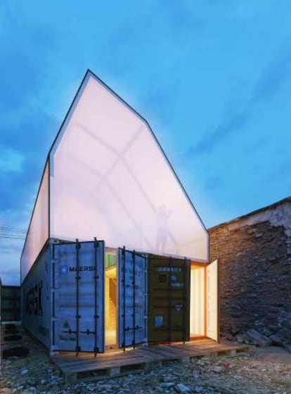 Pachacutec House, una casa hecha con contenedores en Pachacútec (Perú).