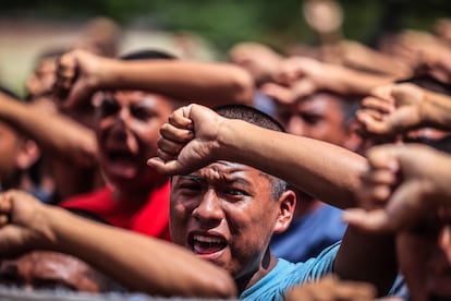 Estudiantes se reúnen en la Escuela Rural de Ayotzinapa para manifestarse a 10 años de la desaparición de sus compañeros en el estado de Guerrero (México). El 22 de septiembre 2024. 