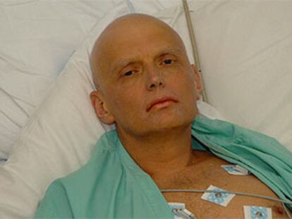 Alexander Litvinenko, durante su ingreso en un hospital de Londres.