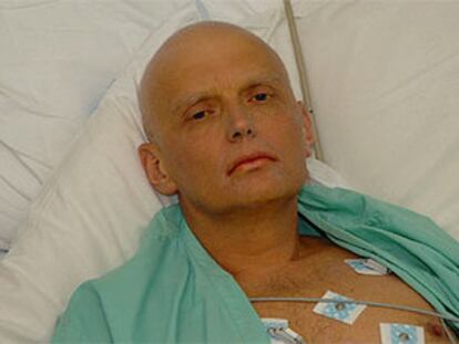 Alexander Litvinenko, durante su ingreso en un hospital de Londres.