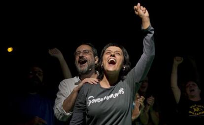 Anna Gabriel y Antonio Baños en l'acte de final de campanya de la CUP.