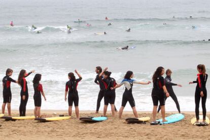 Varios de los jóvenes que participaron ayer en las clases de surf en la playa donostiarra de La Zurriola.