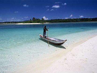Las travesías en piraguas construidas con un solo tronco permiten visitar pequeñas islas que rodean Sainte Marie.