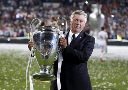 
El Real Madrid ha anunciado este martes que el entrenador Carlo Ancelotti volverá a ponerse al frente del equipo blanco durante las próximas tres temporadas. El anuncio llega después de que Zinedine Zidane presentara su dimisión la semana pasada.