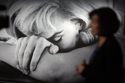 Marilyn, en un descanso de 'Vidas rebeldes', en una imagen de Cornell Cappa.