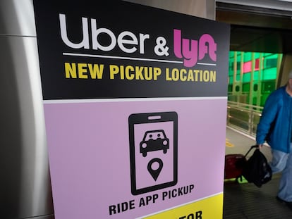 Un cartel de Uber y Lyft en el aeropuerto de Boston.