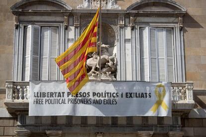 Fachada del Palau de la Generalitat de donde cuelga, junto a la bandera catalana, un cartel y un lazo amarillo reivindicando la libertad de los políticos encarcelados.